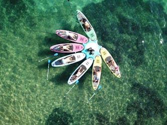 Séance de yoga SUP flottant en mer